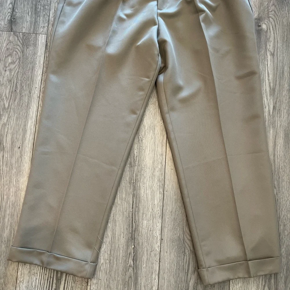 Dockers Premium Never Iron Khakis Pleated Relaxed Fit Wrinkle Free 42x29 NWT